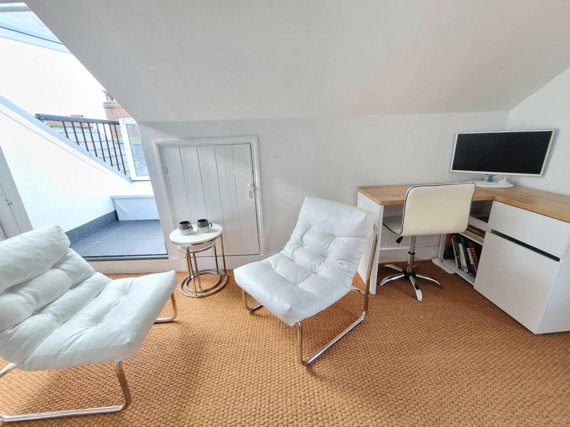 West Hill Retreat Seaview Balcony Chic Loft Studio & Free Parking Hastings Esterno foto